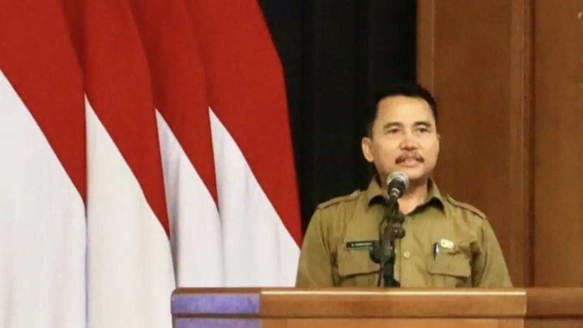 PENJELASAN: Kepala Dispendik Gresik, S. Hariyanto, saat memaparkan juknis SPMB tahun ajaran 2026/2027 dalam kegiatan sosialisasi kepada seluruh kepala sekolah dan pengawas di lingkungan Dispendik Gresik. (Fajar/Radar Gresik) 