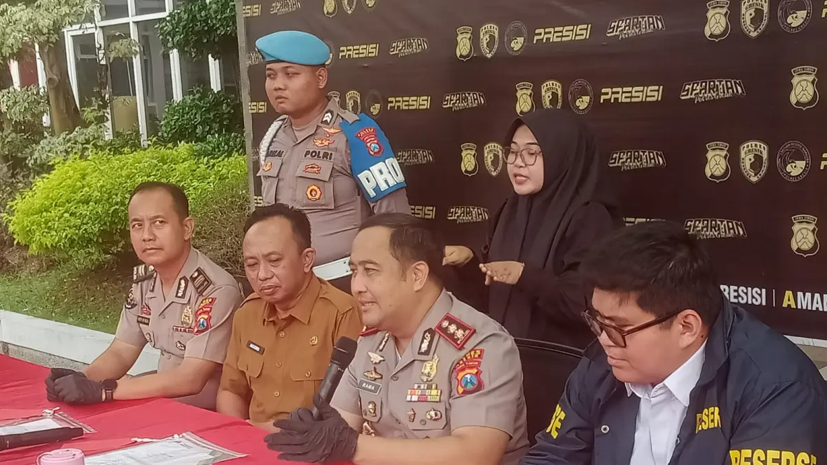 Press Rilis: Kapolres Gresik AKBP Ramadhan Nasution didampingi Kepala BKPSDM Gresik Agung Hendro saat memaparkan barang bukti kasus SK ASN palsu di Mapolres Gresik. (Yudhi/Radar Gresik) 