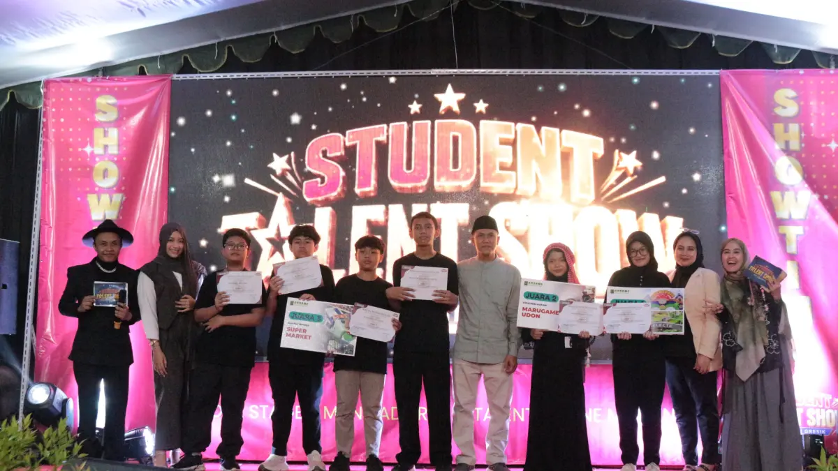 Hebat : Para pemenang Student Talent Show SMP YIMI berfoto bersama Kepala SMP YIMI Ainun Naim. (Ist/Radar Gresik) 