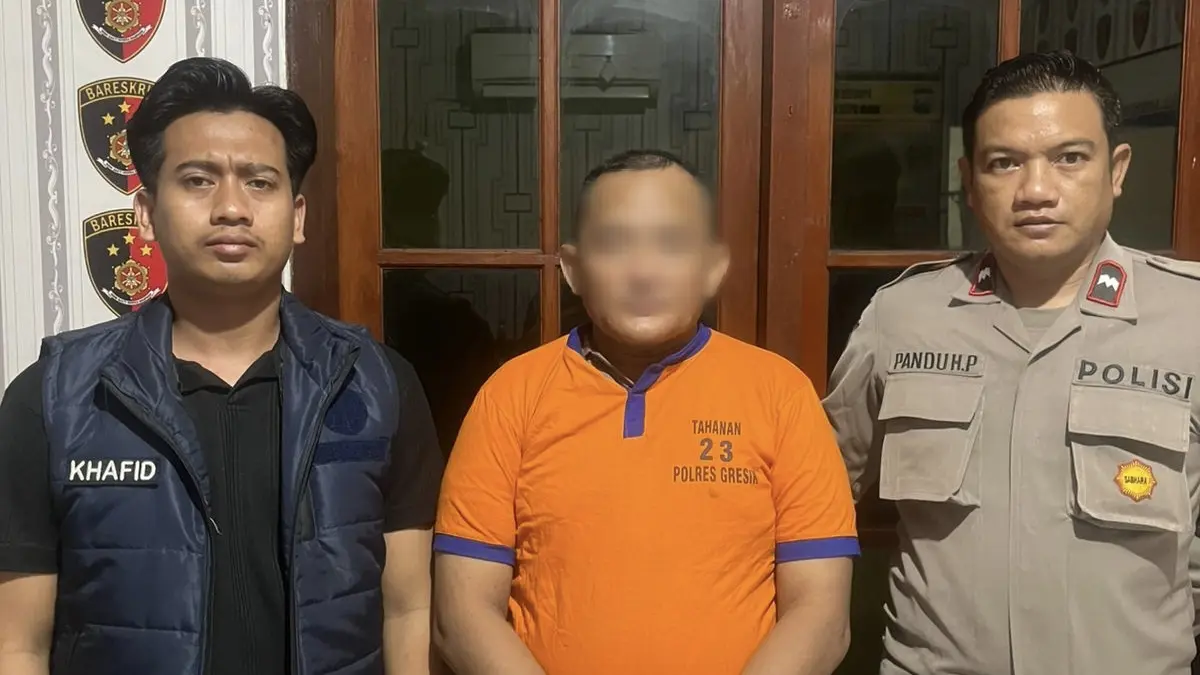 NEKAT : Tersangka polisi gadungan saat menjalani pemeriksaan di Mapolsek Duduksampeyan usai diringkus karena melakukan aksi pemalakan. (Ist/Radar Gresik) 