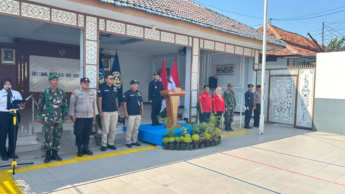 Sinergi: Kepala Rutan Kelas IIB Gresik Eko Widiatmoko bersama jajaran Polsek Cerme, Koramil Cerme, BNNK Gresik, dan LSM Madas usai deklarasi Zero Halinar. (Yudhi/Radar Gresik) 