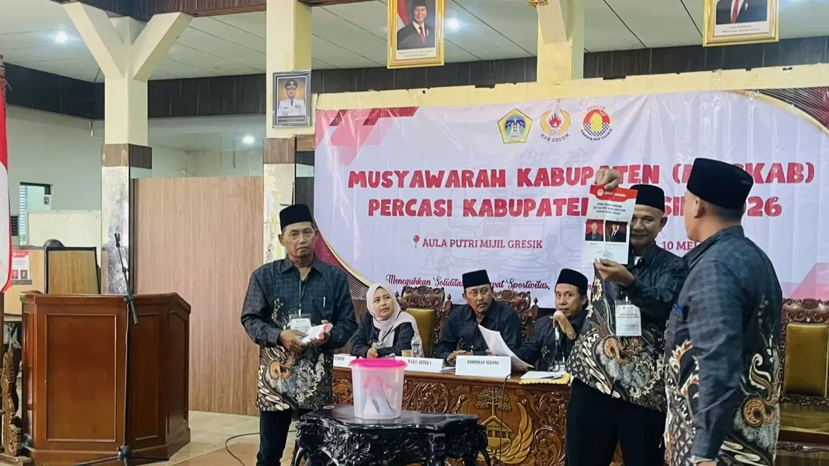 TERBUKA DAN JUJUR : Ketua Panitia Pelaksana, Sayuto, menunjukkan kertas pemilihan suara secara transparan kepada para tamu undangan sebelum penghitungan dimulai. (Novia/Radar Gresik) 