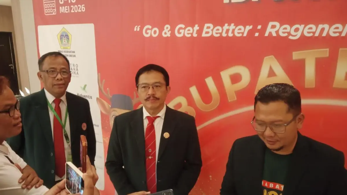 TERPILIH: Ketua IDI Jatim terpilih, dr. Budi Himawan, saat memberikan keterangan dalam Muswil IDI Jatim yang berlangsung di Aston Gresik. (Fajar/Radar Gresik) 