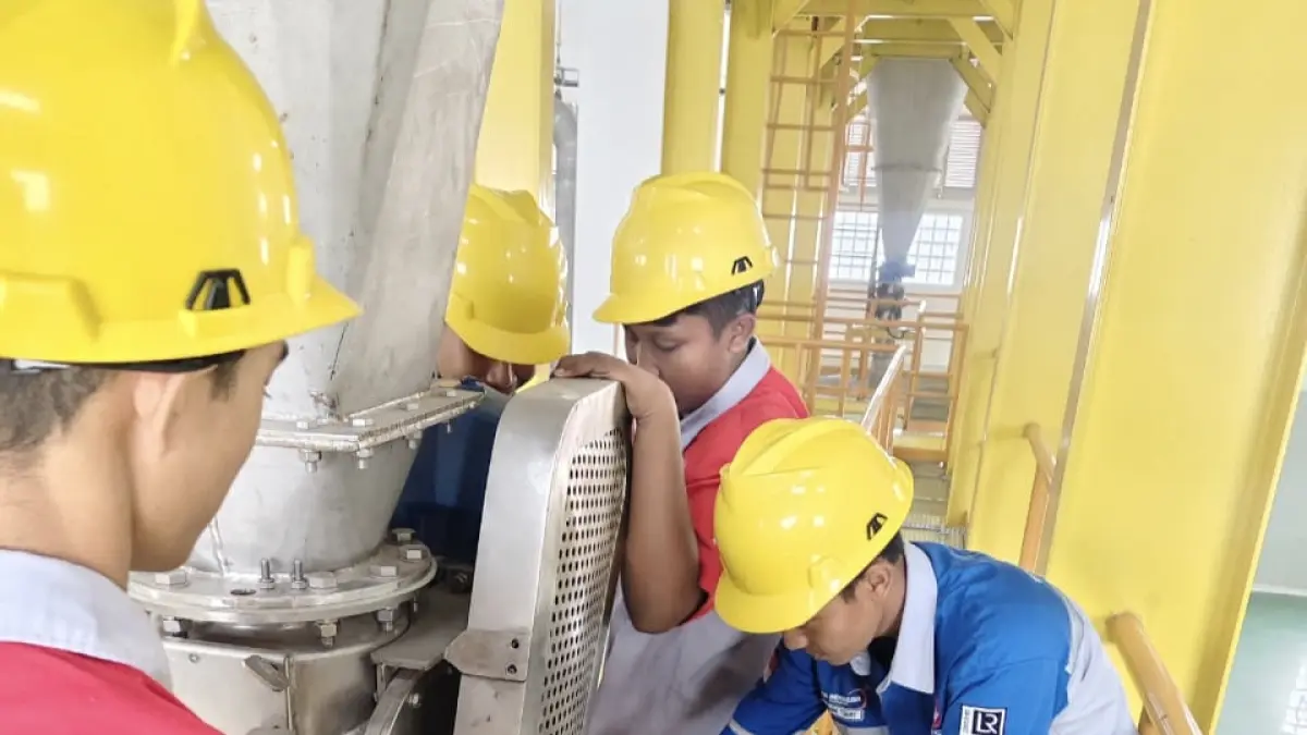 Giat : Siswa SMK SIG saat mengikuti program magang dalam kelas industri.  (Ist/Radar Gresik) 