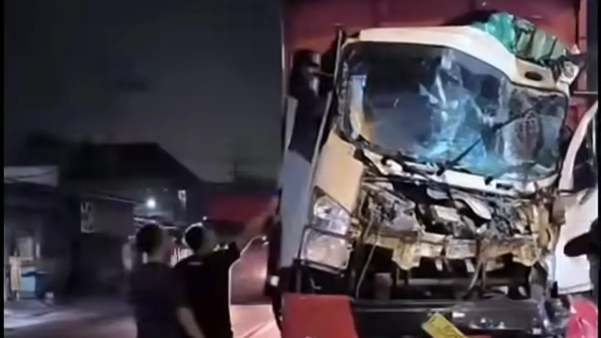 RINGSEK: Kondisi salah satu dump truk yang mengalami kerusakan parah pada bagian depan usai terlibat kecelakaan di depan SPBU Tenger, Kecamatan Manyar, Gresik. (Yudhi/Radar Gresik) 