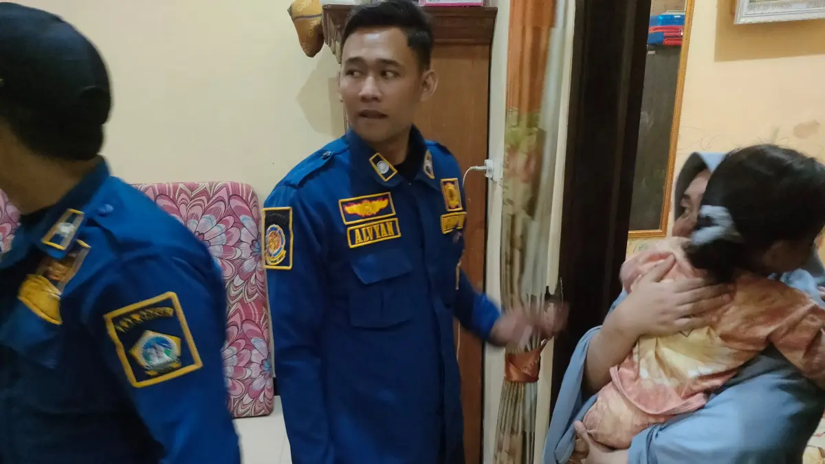 Sigap: Petugas Damkarla Gresik Pos Driyorejo saat melakukan proses evakuasi pembukaan pintu kamar di Desa Tanjungan RT 01/RW 01, Kecamatan Driyorejo, Gresik. (Ist/Radar Gresik) 