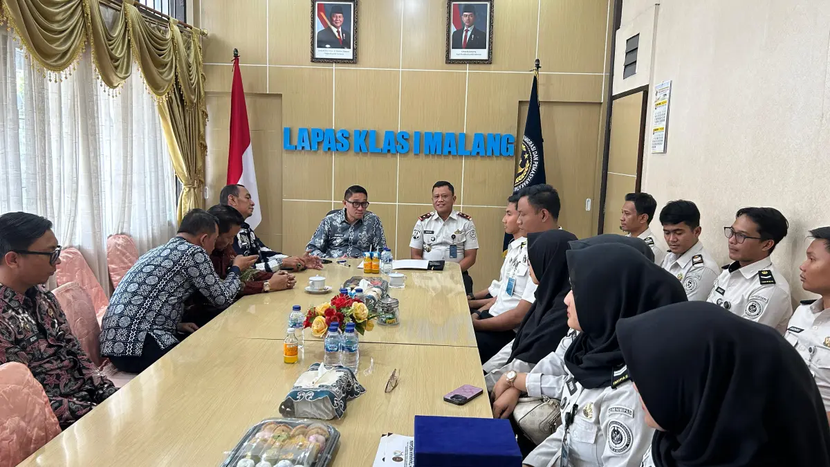 STUDI TIRU: Kepala Rutan Kelas IIB Gresik, Eko Widiatmoko, beserta jajaran saat melakukan peninjauan di Lapas Kelas I Malang sebagai bagian dari upaya penguatan pembangunan Zona Integritas menuju WBBM. (Yudhi/Radar Gresik) 