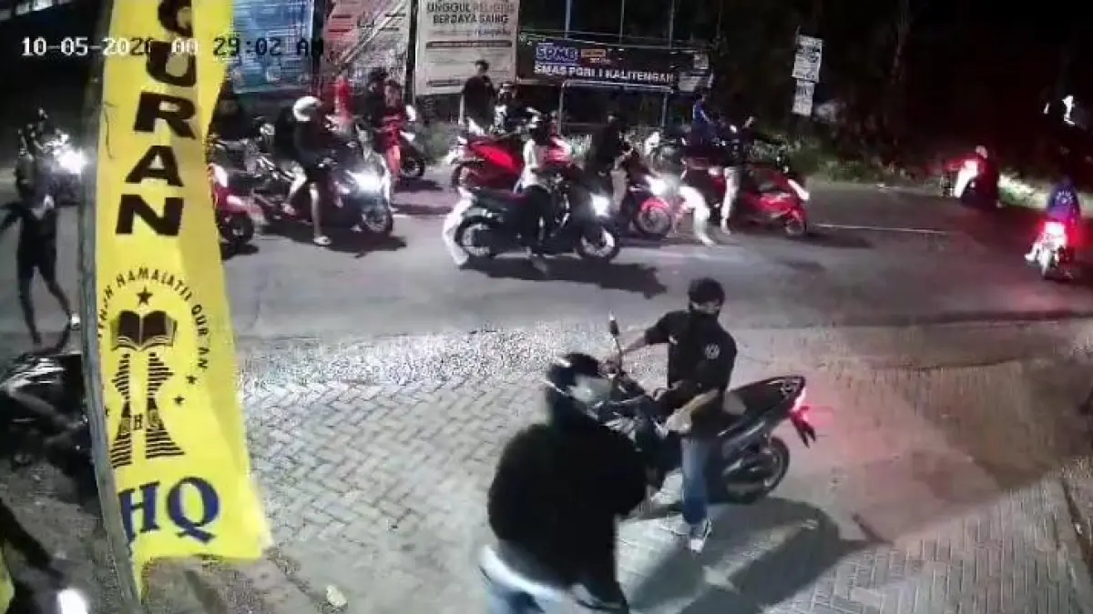 TEREKAM CCTV: Tangkapan layar rekaman kamera pengawas (CCTV) saat ratusan oknum pesilat terlibat bentrok dan melakukan aksi penyerangan di Desa Sawo, Kecamatan Dukun, Gresik.