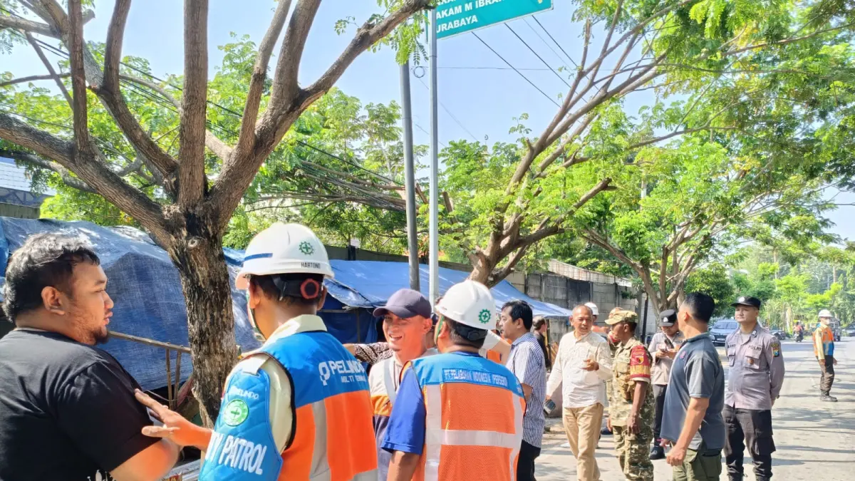 Tertib : Suasana pembongkaran lapak PKL di depan pelabuhan Gresik berjalan aman dan tertib.