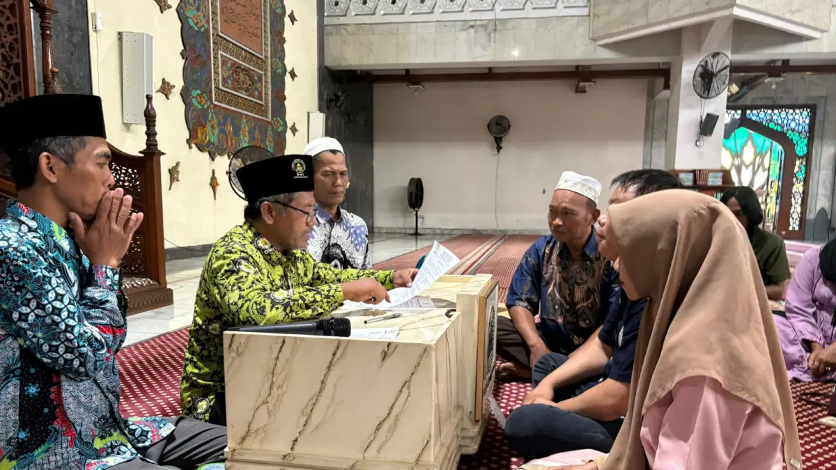 BUKTI: Momen penuh khidmat saat Zhang Xuhao mengucapkan kalimat syahadat sebagai bukti kesungguhan cinta dan keyakinannya. (Ist/Radar Gresik) 