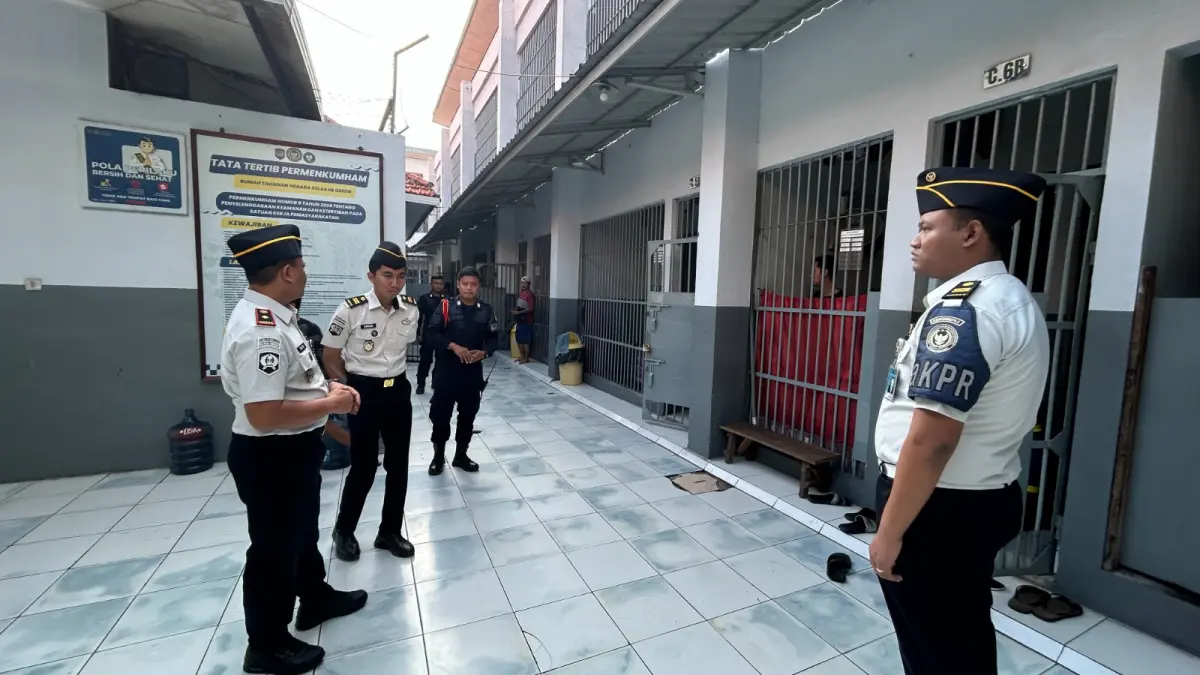 Cek Langsung : Kepala Rutan Kelas IIB Gresik Eko Widiatmoko saat melakukan pengecekan langsung Blok hunian dan dapur untuk memastikan keamanan serta pelayanan warga binaan optimal. (Yud/han) 