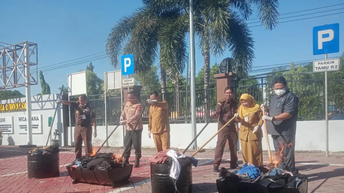 DIMUSNAHKAN : Kejari Gresik Zam zam Ikhwan, Bupati Gresik Fandi Akhmad Yani dan Forkopimda saat melakukan pemusnahkan barang bukti yang sudah memiliki kekuatan hukum tetap di halaman kantor Kejaksaan Negri Gresik.