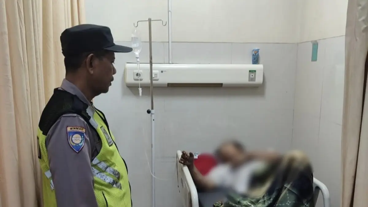 Dirawat : Salah satu korban kecelakan saat mendapatkan perawatan medis. (Ist/Radar Gresik)