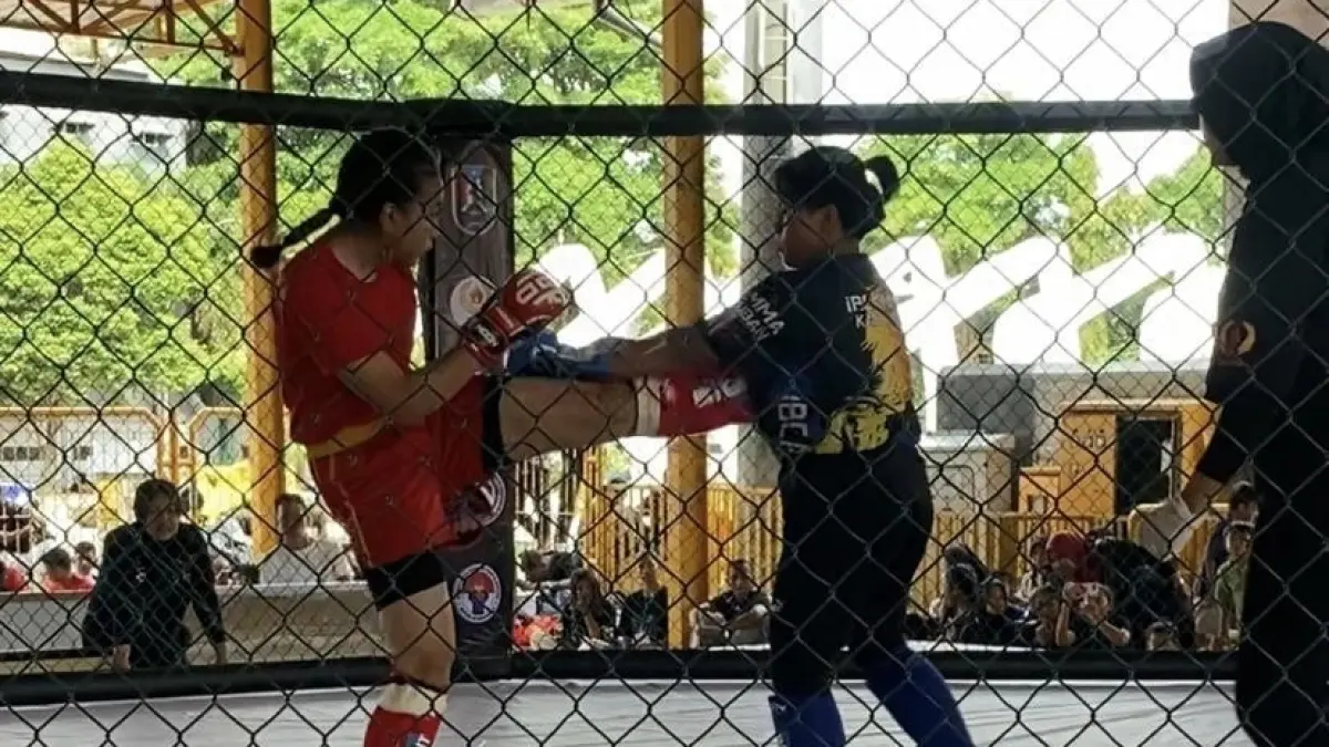 Hebat : Atlet IBCA MMA Gresik saat bertarung di ajang Kejurprov Piala Walikota Surabaya. 