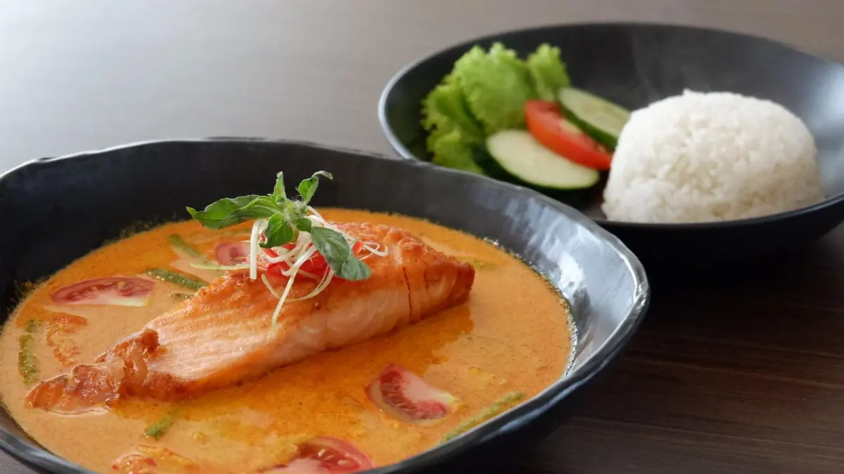 Santai: Hotel Santika Gresik menghidangkan menu olahan salmon yang menjadi pilihan bersantap eksklusif bagi masyarakat.