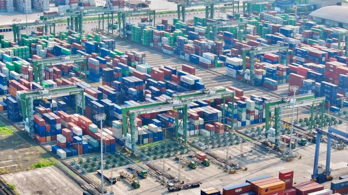 Aktivitas bongkar muat petikemas di PT Terminal Teluk Lamong yang mencatat pertumbuhan signifikan arus petikemas internasional sepanjang awal 2026