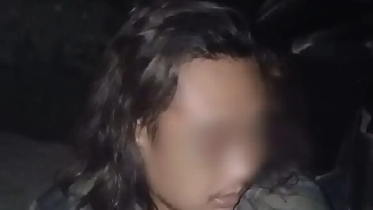 Apes : Terduga pelaku inisial NHP dan barang bukti burung Sogon diamankan di Mapolsek Manyar. (Ist/Radar Gresik) 
