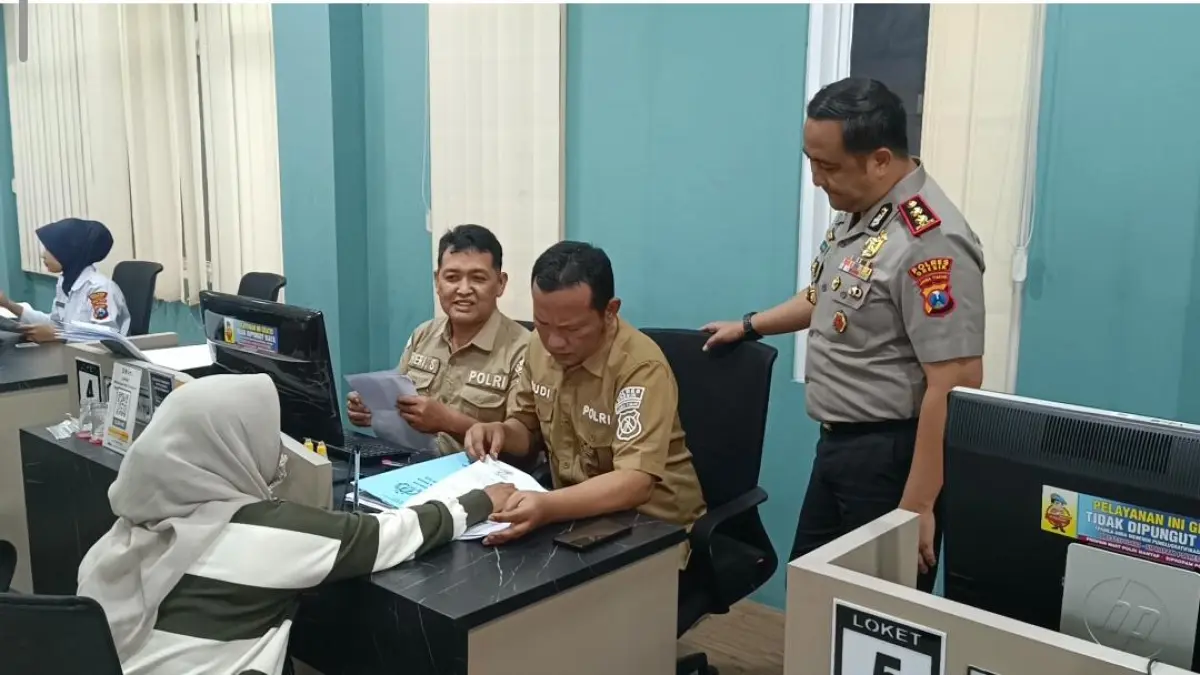 Cek Pelayanan : Kapolres Gresik AKBP Ramadhan Nasution saat melakukan pengecekan warga saat mengurus SKCK di Mapolres Gresik. (Ist/Radar Gresik) 