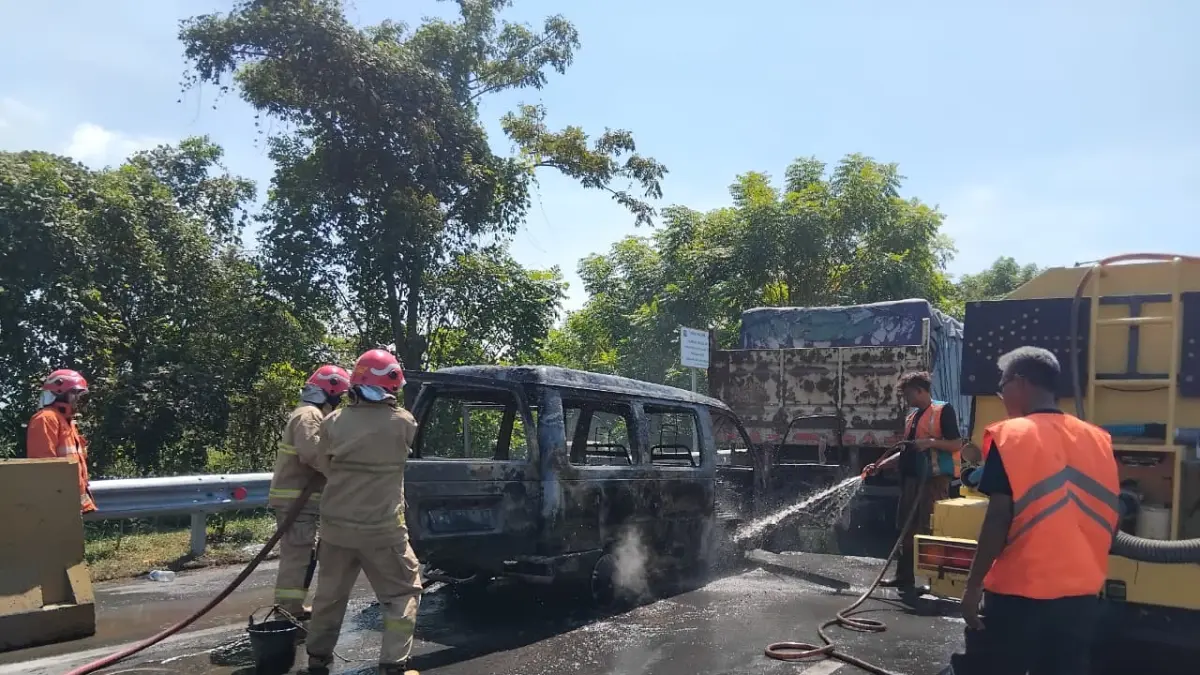 DIPADAMKAN : Petugas Damkar Gresik saat melakukan pemadaman Mobil Suzuki Carry yang terbakar di akses masuk pintu utama Tol Kebomas arah Gresik–Surabaya, tepatnya di Desa Dahanrejo, Kecamatan Kebomas, Gresik. (Ist/Radar Gresik) 