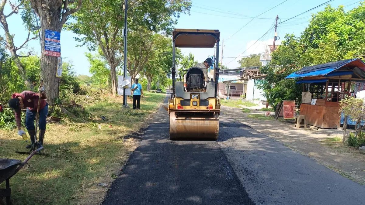 Gerak : Tim URC DPUTR Gresik gerak cepat perbaikan jalan rusak atau berlubang di Gresik Utara. (Ist/Radar Gresik) 