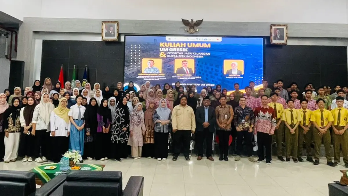 LITERASI KEUANGAN : Bekali ratusan peserta pelajar dan mahasiswa UMG, tentang pentingnya kewaspadaan terhadap pinjol ilegal dan strategi investasi cerdas di era digital. (NOVIA/ RADAR GRESIK)