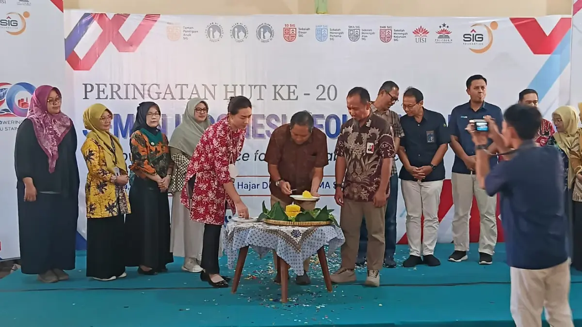 Meriah : Para pengurus SIF memotong tumpeng sebagai simbol peringatan Ulang Tahun dia dekade SIF. 