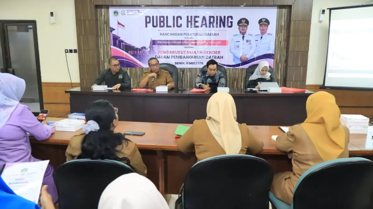 Peduli : Sekretaris Daerah Kabupaten Gresik, Achmad Washil Miftahul Rachman bersama anggota DPRD Gresik gelar public hearing pengarusutamaan Gender. (Fajar/Radar Gresik) 