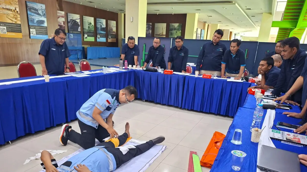 Pegawai PT Terminal Teluk Lamong mengikuti praktik penanganan darurat dalam pelatihan sertifikasi P3K di Surabaya