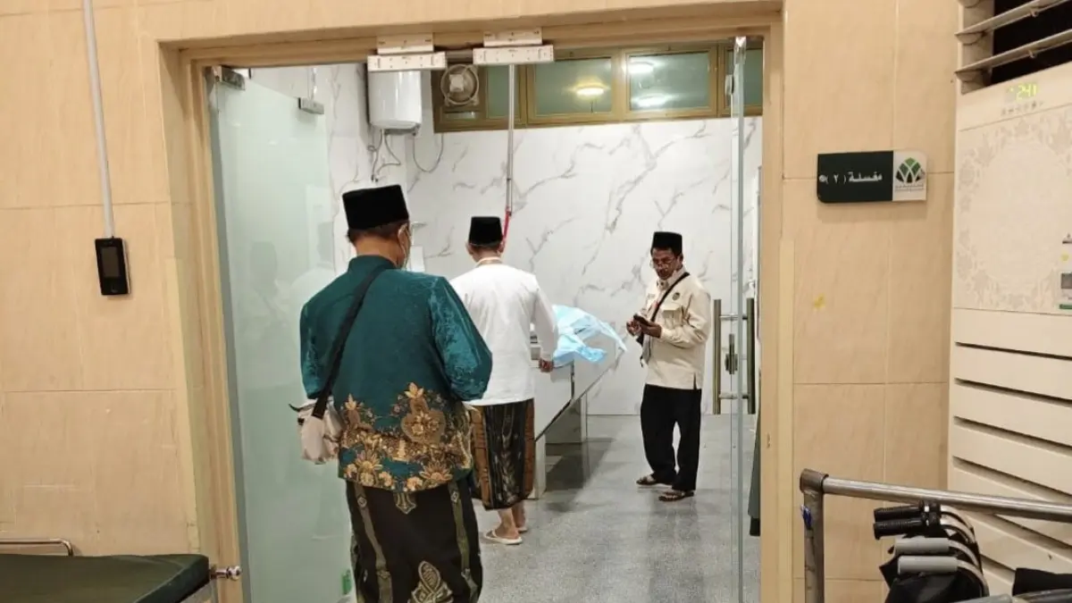 PROSESI : Jenazah jamaah haji asal Gresik meninggal di Madinah dan Surabaya. 