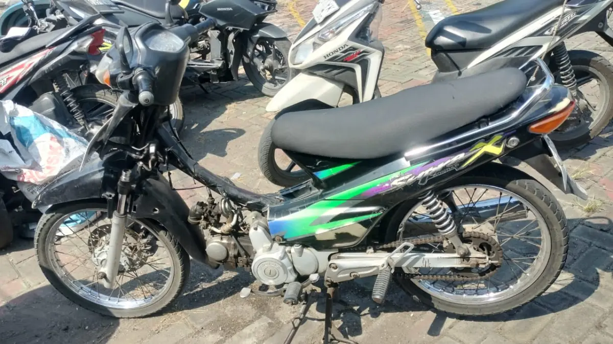 Tragedi : Kendaraan yang terlibat kecelakaan diamankan di Mapolsek Driyorejo. (Yudhi/Radar Gresik) 
