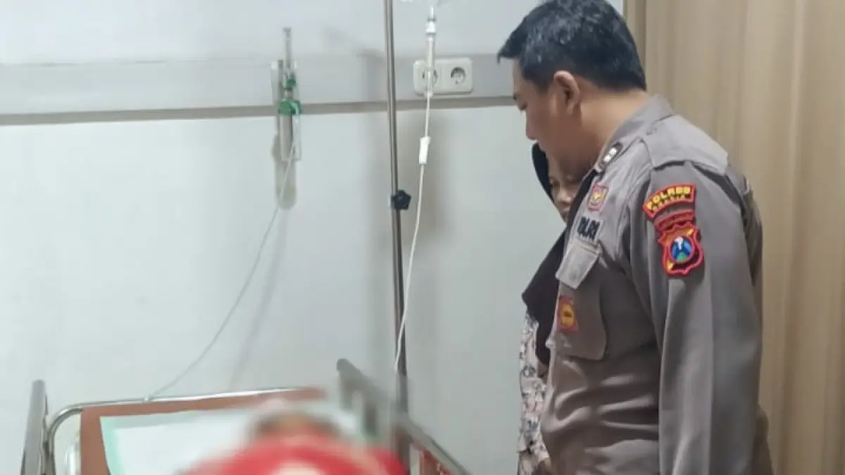 DIRAWAT : Korban saat mendapatkan perawatan medis d ke RS Petrokimia. (Ist/Radar Gresik) 