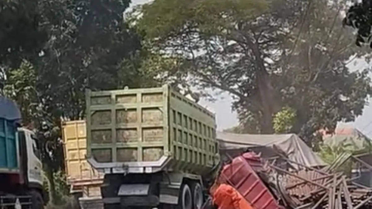 Evakuasi : Kapolsek Bunga AKP Suhari saat melakukan evakuasi korban supir meninggal akibat kecelakaan Jalan Raya Desa Kemangi, Kecamatan Bungah, Gresik. (Ist/Radar Gresik) 