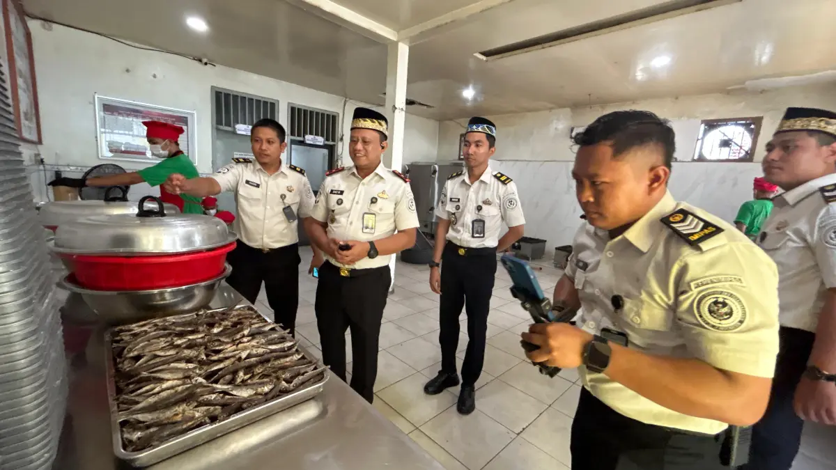 PEMAPARAN : Kepala Rutan Kelas IIB Gresik Eko Widiatmoko beserta jajaranya saat menjalani desk evaluasi TPI untuk perkuat komitmen raih predikat WBBM. (Yudhi/Radar Gresik) 