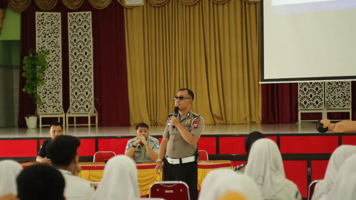 SAFETY RIDING: Kanit Kamsel Satlantas Polres Gresik, Andreas Dwi A bersama anggotanya memberikan simulasi safety riding dan defensive driving. (Ist/Radar Gresik) 