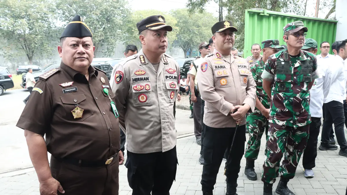 CEK STOK BERAS : Kapolres Gresik AKBP Ramadhan saat melakukan pengawalan kunjungan mentan meninjau gudang Bulog di Kawasan Pergudangan Bumi Maspion, Gresik. (Ist/Radar Gresik) 