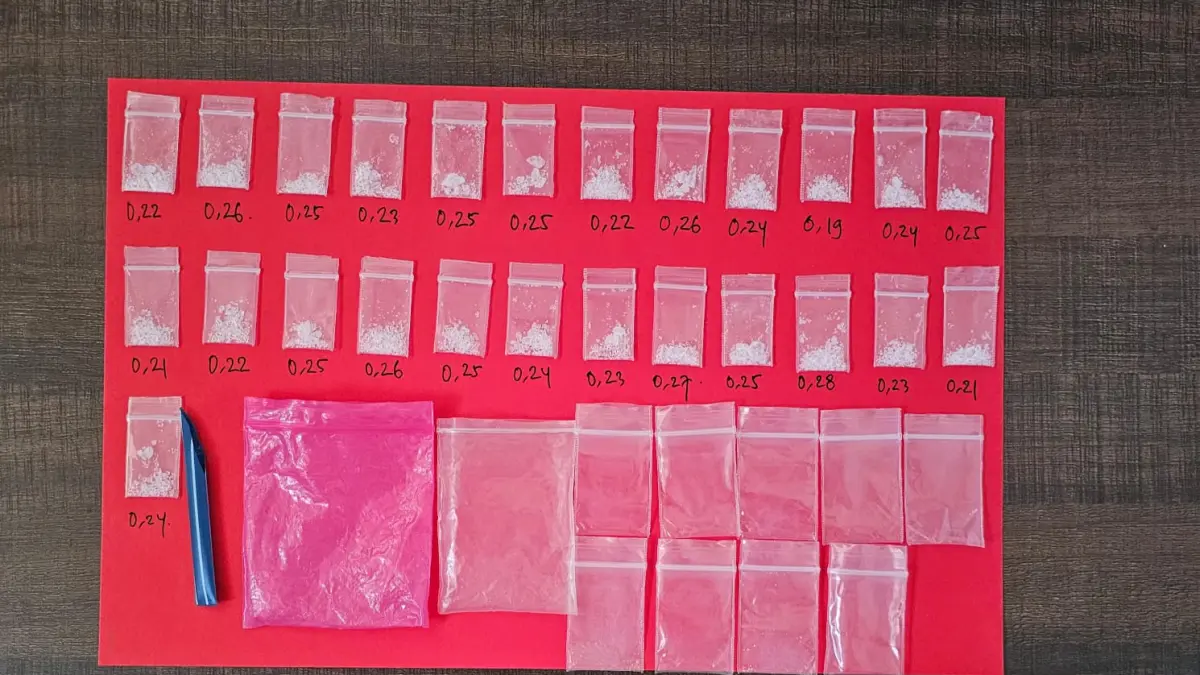Diamankan: Barang bukti sabu bersama perangkat transaksi dan kedua tersangka saat diamankan anggota Satresnarkoba Polres Gresik. (Foto: Istimewa/Radar Gresik)