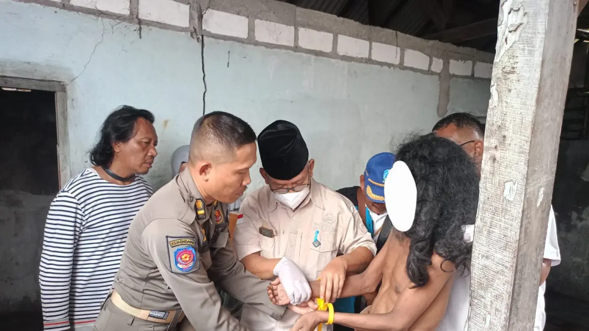 DILEPAS: Petugas gabungan saat mengevakuasi dan melepas pasung salah satu penyandang disabilitas mental di Gresik untuk dirujuk ke RS Menur Surabaya guna mendapatkan pengobatan layak. (Dok/Radar Gresik)
