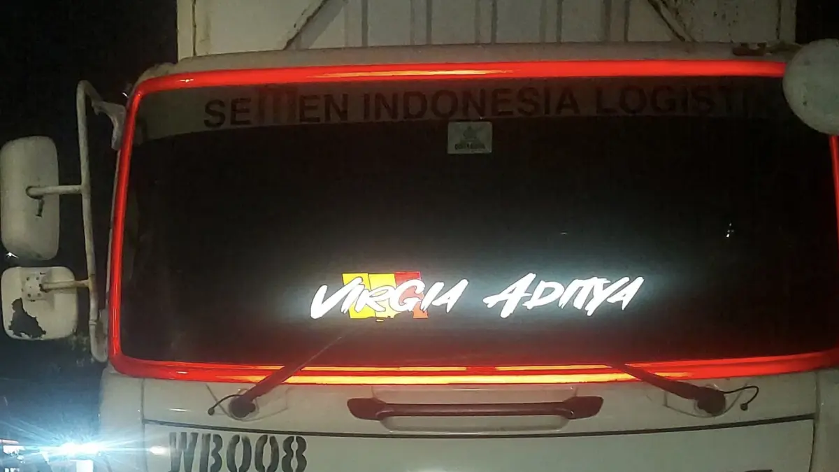 RINGSEK : Kondisi salah satu kendaraan terlihat ringsek usai terjadi kecelakaan di Jalan Raya Ambeng-Ambeng, Kecamatan Duduksampeyan, Gresik. (Ist/Radar Gresik) 