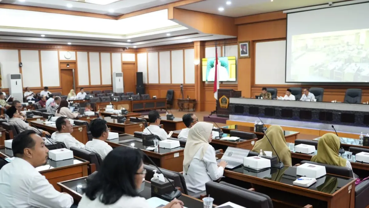 Serius : Ketua Bapemperda DPRD Kabupaten Gresik Khoirul Huda saat memimpin rapat kerja pendalaman materi Ranperda bersama tim ahli dan dinas terkait. (Fajar/Radar Gresik) 