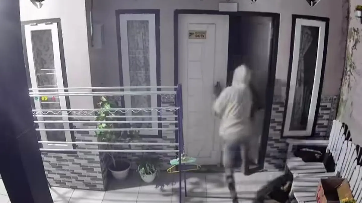 Terekam CCTV : Pelaku saat terekam cctv saat beraksi di rumah korban di Desa Golokan, Kecamatan Sidayu, Gresik. (Ist/Radar Gresik) 