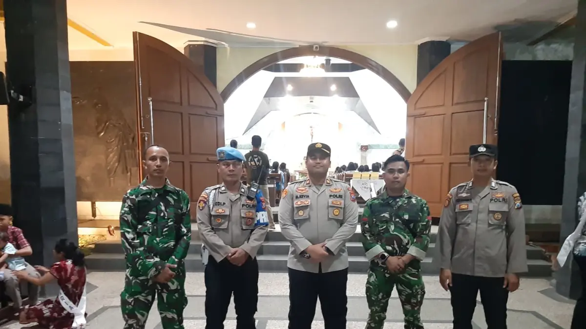 PENGAMANAN: Petugas gabungan dari Polsek Gresik Kota dan jajaran saat melakukan pengamanan jemaah nasrani yang tengah menjalani Ibadah Kenaikan Yesus Kristus di Gereja Katolik Santa Perawan Maria, Jalan Arief Rachman Hakim, Gresik. (Foto: Istimewa/Radar Gresik)