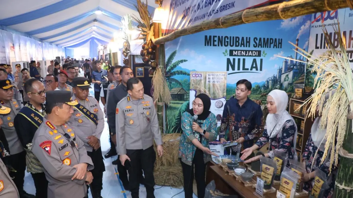 INOVASI LOKAL: Kapolri Jenderal Polisi Listyo Sigit Prabowo saat melihat produk ekspor arang sekam hasil inovasi PT ABA, UMKM binaan Polres Gresik yang sukses merambah pasar mancanegara. (Foto: Istimewa/Polres Gresik)