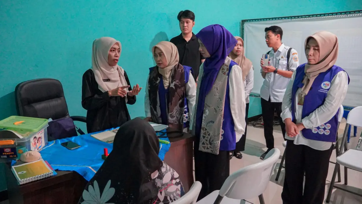 Kondisi : Suasana pembinaan dan pemeriksaan kesehatan di Posyandu Slempit yang kini resmi mengadopsi transformasi enam standar pelayanan minimal (SPM) dari Dinkes Gresik. (DOK/RADAR GRESIK)