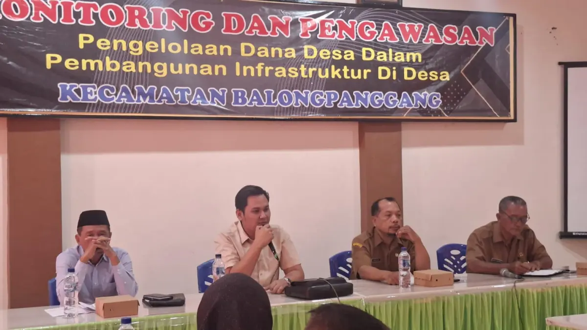 MONITORING: Anggota DPRD Gresik saat melakukan monitoring di Kecamatan Balongpanggang, Gresik.