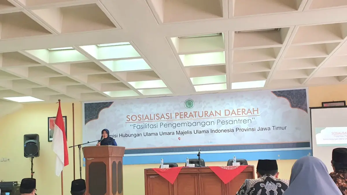 Anggota DPD RI Lia Istifhama tengah berbicara dalam Sosialisasi Perda Fasilitasi Pengembangan Pesantren bersama MUI Jatim, di Surabaya.