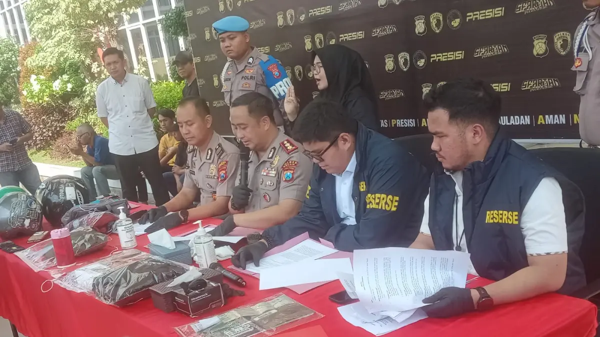 Bikin Jera : Kapolres Gresik, AKBP Ramadhan Nasution, didampingi Kasat Reskrim AKP Arya Wijaya dan Kasi Humas Iptu Hepi, saat menunjukkan barang bukti yang diamankan dari tangan tersangka di Mapolres Gresik. (Yudhi/Radar Gresik) 