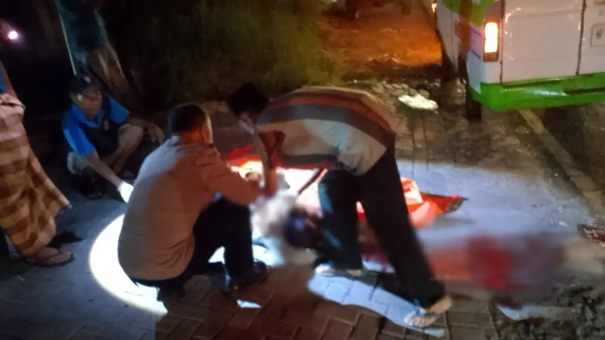 DIEVAKUASI : Anggota Polsek Kedamean saat melakukan proses evakuasi korban kecelakaan di Jalan Raya depan pergudangan Zuma Bizpark, Kedamean, Gresik. (Ist/Radar Gresik) 