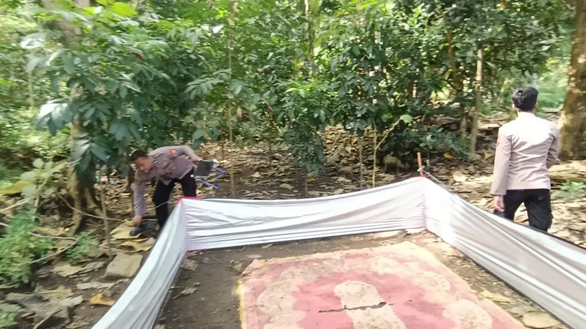 Digrebek: Anggota Polsek Sangkapura saat melakukan pembongkaran dan pembersihan di lokasi arena judi sabung ayam di Pulau Bawean, Gresik. (Ist/Radar Gresik) 