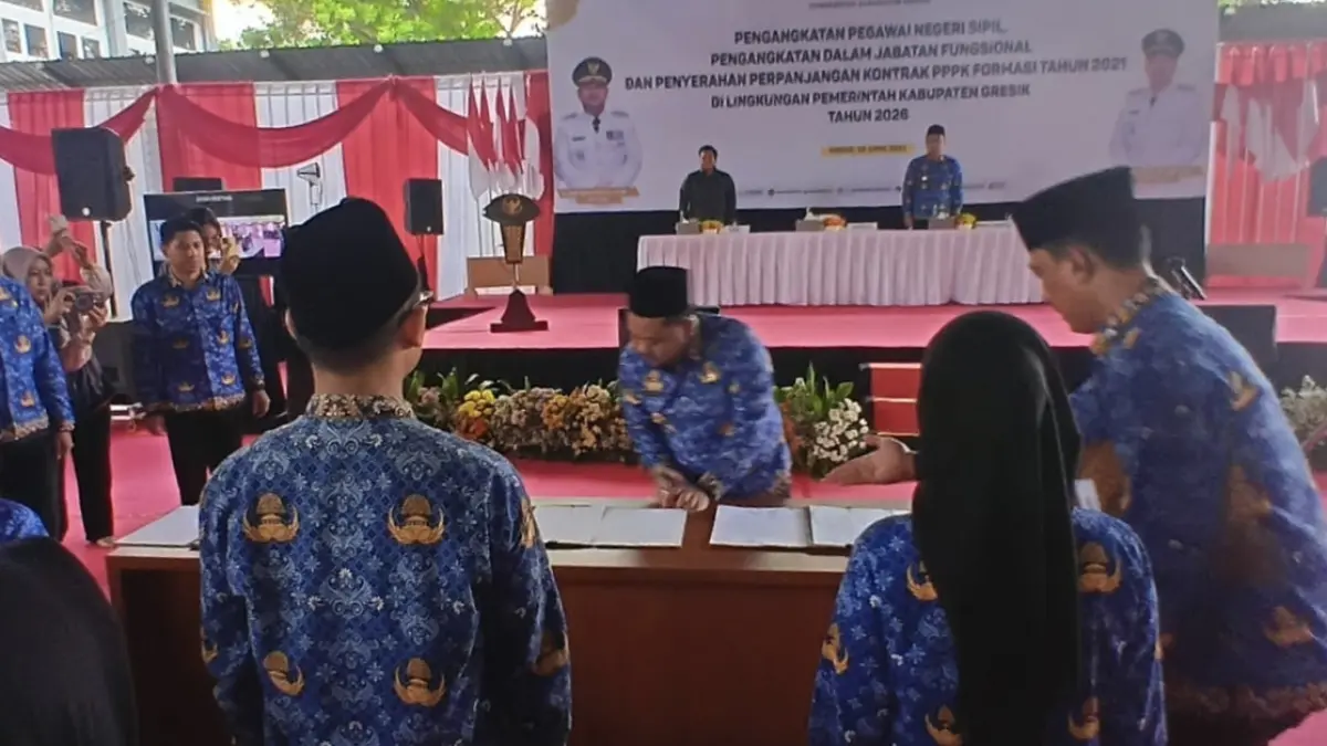 Lantik :;Bupati Gresik, Fandi Akhmad Yani, saat menyerahkan SK PNS dan perpanjangan PPPK di lingkungan Pemkab Gresik beberapa waktu lalu. (Dok/Radar Gresik) 