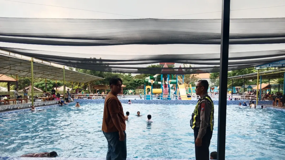 OLAH TKP : Anggota Polsek Menganti saat melakukan olah TKP di area kolam renang Wisata Jati Sewu, Dusun Bongso Wetan, Desa Pengalangan, Kecamatan Menganti, Gresik. (Ist/Radar Gresik) 